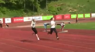 VIDEO: Ca in bancuri! Vezi cum o blonda calca pe o banana INVIZIBILA! :)