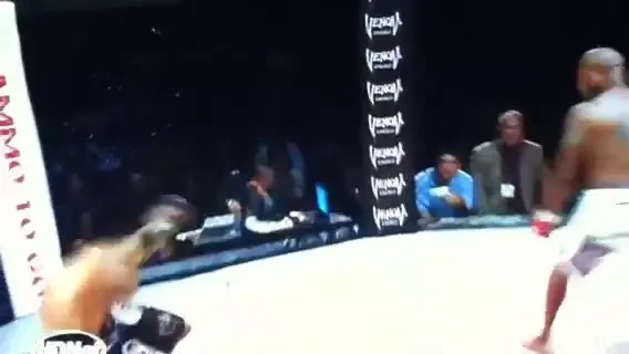 Un KO HALUCINANT! Lovitura care l-a facut sa vada fantome in cadere! SUPER VIDEO