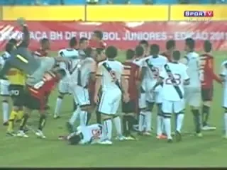 CRI-MI-NAL! Portarul care loveste ca Van Damme a ingrozit un stadion intreg!