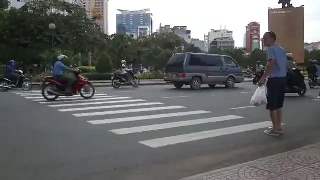 VIDEO FABULOS! Cum se traverseaza strada in Vietnam: