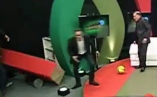 Un jucator s-a facut de ras in direct la TV! Cum a facut praf decorul :)