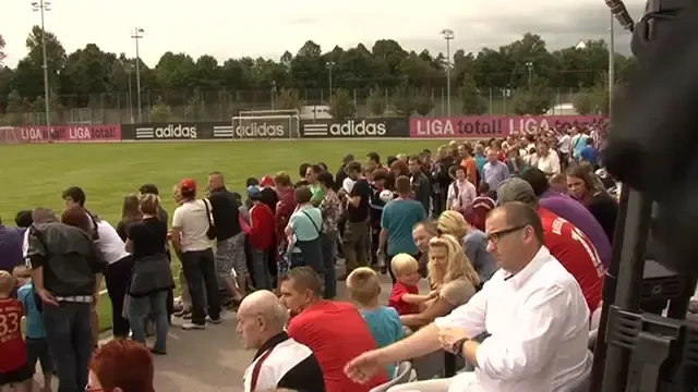 IDEO FOTO: La Dinamo, nu se strang atatia nici la un meci! :) Cine crezi ca a stabilit un nou record de fani prezenti la un antrenament?