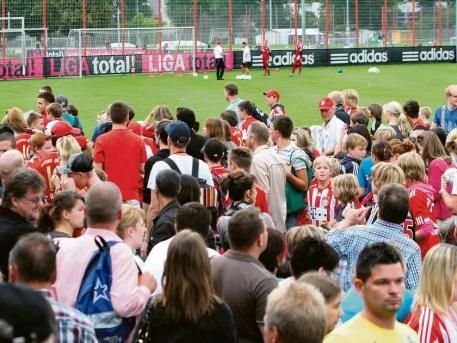 VIDEO FOTO: La Dinamo, nu se strang atatia nici la un meci! :) Record de fani prezenti la un antrenament: