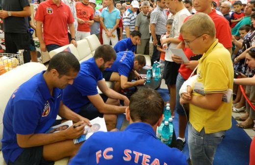 VIDEO Stelistii asaltati de fani la Constanta! Au dat autografe intr-un hypermarket!