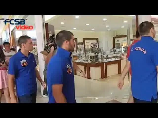 VIDEO Stelistii asaltati de fani la Constanta! Au dat autografe intr-un hypermarket!