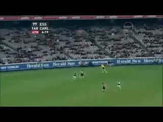 FAZA ANULUI IN FOTBAL! S-a urcat cu genunchii pe capul adversarului! VIDEO