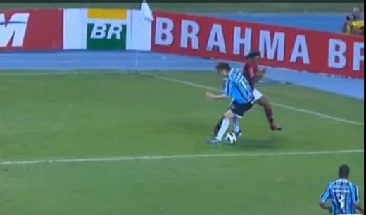 VIDEO Ronaldinho = SHOW! Gol si centrare DEMENTIALA de gol! Bonus: cum si-a umilit un adversar!