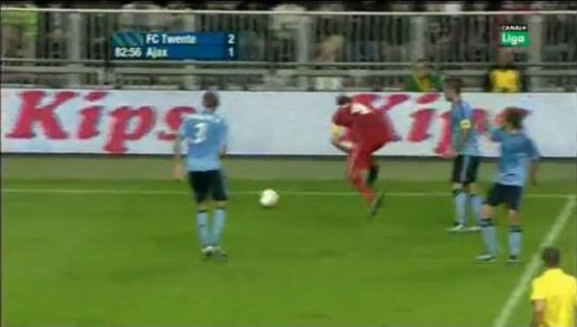 VIDEO Asta e cea mai RIDICOLA simulare! Capitanul lui Twente s-a facut de ras dupa ce a plonjat ca in piscina!