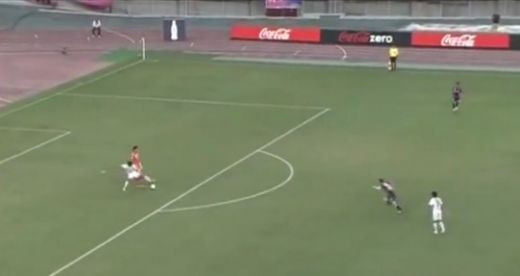 Cel mai oportunist atacant s-a intalnit cu un portar tulburat! A iesit o faza GENIALA!