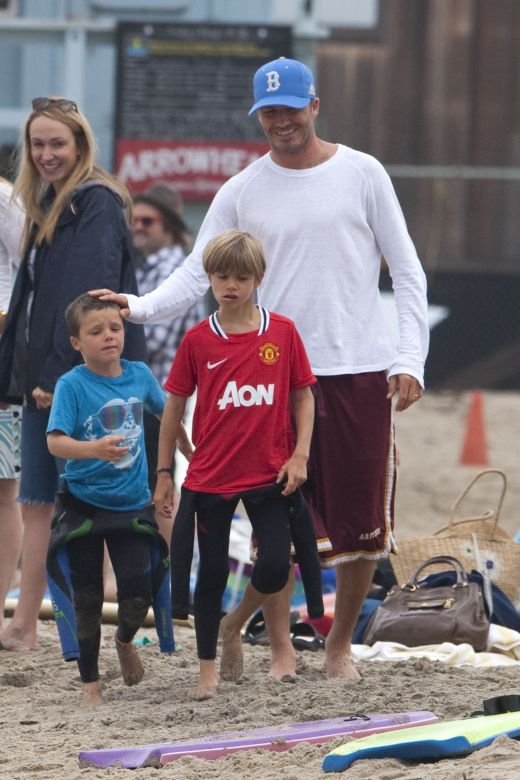 SURPRIZA! Romeo Beckham l-a facut pe tati sa zambeasca! Vezi cu cine e TRICOUL sau cu Manchester United: