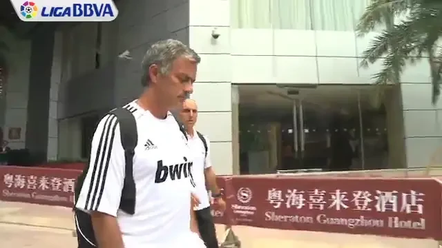 A luat-o la fuga cu 200 de chinezi dupa el! Nu este Cristiano Ronaldo, dar este cel mai IUBIT de la Real Madrid: