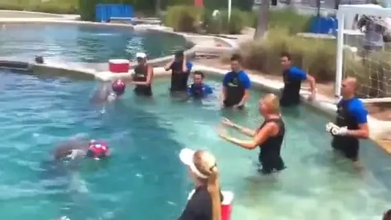 SUPER VIDEO! Cel mai tare gol primit vreodata de Barcelona! Un DELFIN a marcat in poarta lui Valdes