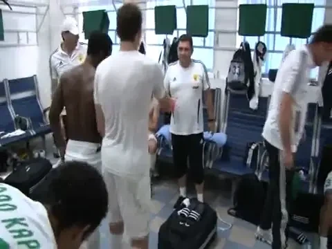 Roberto Carlos preda lectii de SAMBA in vestiarul rusilor de la Anji Makhachkala! IMAGINI UNICE!!!