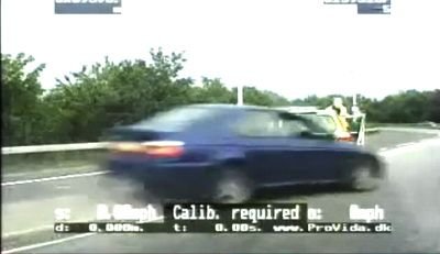Ca-n filmele&nbsp;horror&nbsp;pe o sosea din Anglia! Aruncat in aer, un politist&nbsp;se trezeste din morti &nbsp;si alearga&nbsp;un hot&nbsp;de BMW!