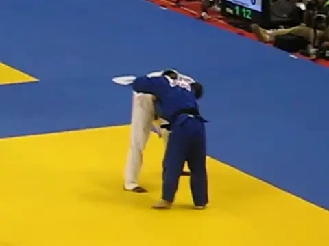 SUPER&nbsp;VIDEO / Corp de elefant si agilitate de felina!&nbsp;La 2.04m si 130 de kilograme reuseste o faza INCREDIBILA:REDIBILA! Un elefant cu agilitate de felina! Super VIDEO