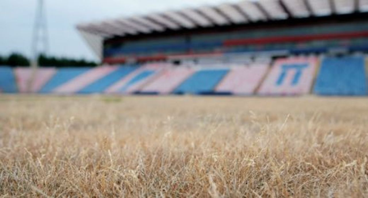 Recunosti stadionul? Nu este un camp, nu-i nici o tarla, e un mare stadion, este ....! Imaginile dezastrului:_1
