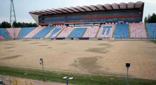 Recunosti stadionul? Nu este un camp, nu-i nici o tarla, e un mare stadion, este ....! Imaginile dezastrului:_2