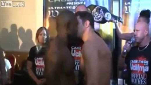 VIDEO BESTIAL / Un luptator si-a SARUTAT adversarul la cantarul oficial! A vrut sa-l omoare de nervi