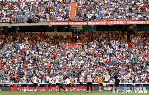 SUPER-FOTO! Fanii lui Mourinho si Ronaldo un umplut Bernabeu-ul pentru un antrenament! Vezi NEBUNIA de la Madrid inainte de Supercupa!