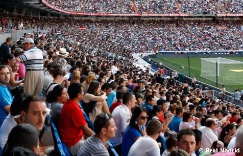 SUPER-FOTO! Fanii lui Mourinho si Ronaldo un umplut Bernabeu-ul pentru un antrenament! Vezi NEBUNIA de la Madrid inainte de Supercupa!_2