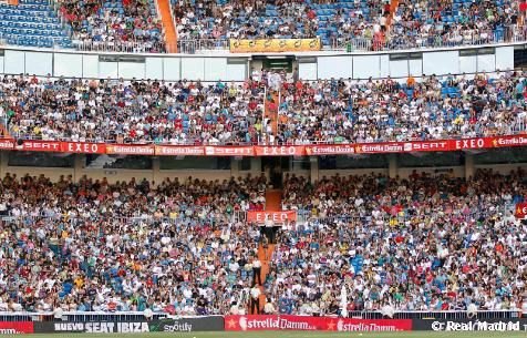 SUPER-FOTO! Fanii lui Mourinho si Ronaldo un umplut Bernabeu-ul pentru un antrenament! Vezi NEBUNIA de la Madrid inainte de Supercupa!_4