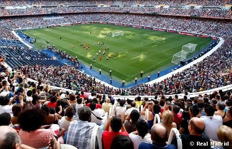 SUPER-FOTO! Fanii lui Mourinho si Ronaldo un umplut Bernabeu-ul pentru un antrenament! Vezi NEBUNIA de la Madrid inainte de Supercupa!_5