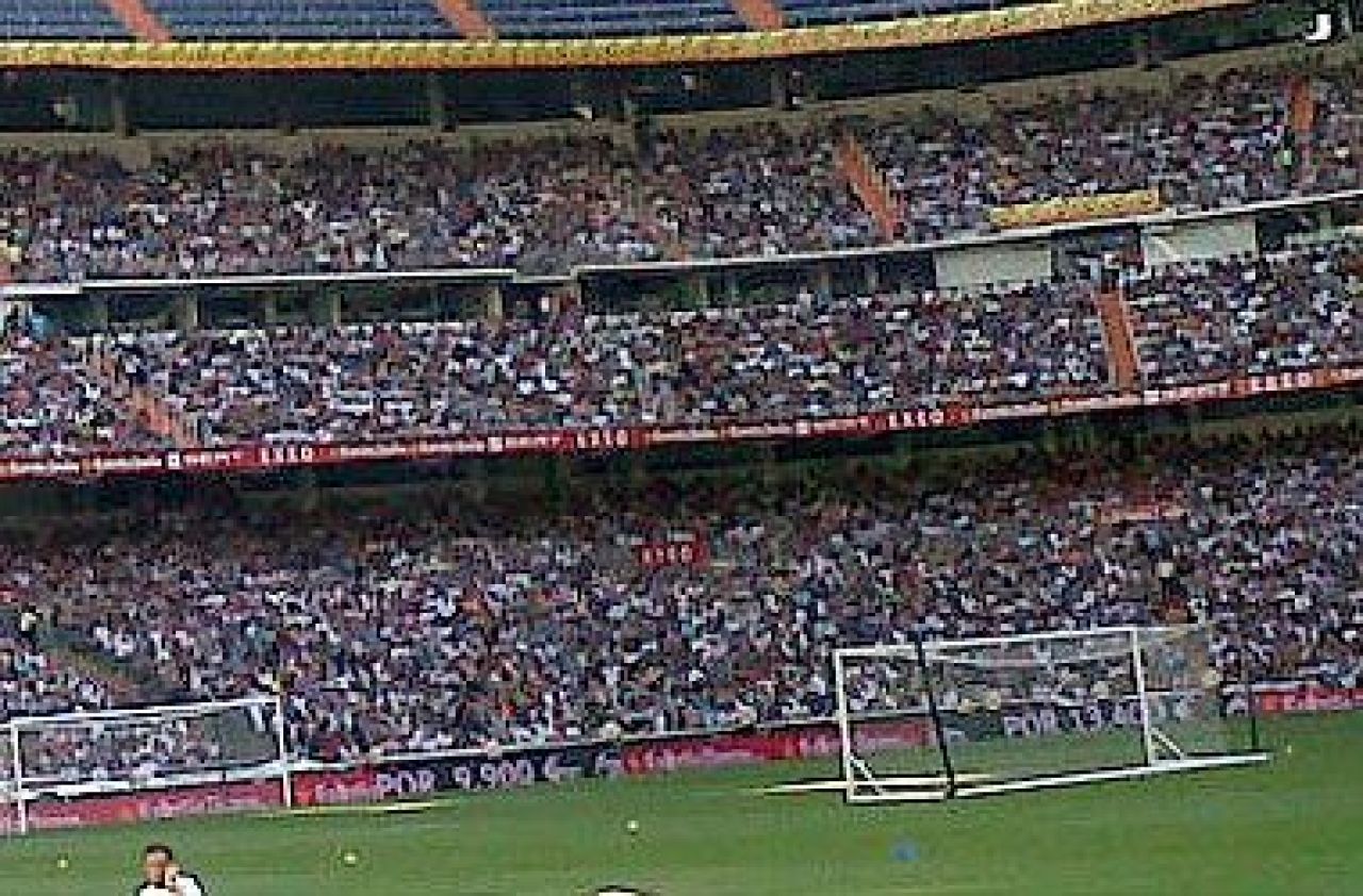SUPER-FOTO! Fanii lui Mourinho si Ronaldo un umplut Bernabeu-ul pentru un antrenament! Vezi NEBUNIA de la Madrid inainte de Supercupa!_6