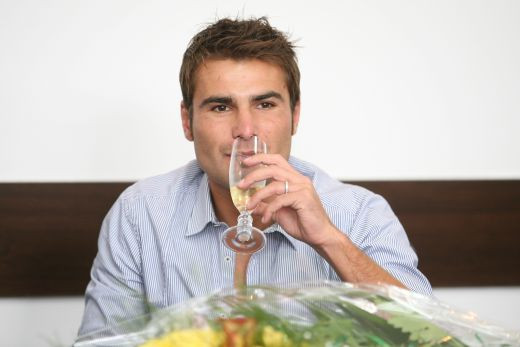 De ce Mutu da bine pe sticla :-) Cum rad englezii de el dupa ultimul scandal cu alcool de la nationala Romaniei!