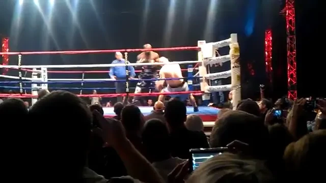 Regele BATAILOR de strada s-a intors! Si-a lasat lat adversarul pe corzile ringului! VIDEO