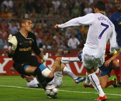 VIDEO: CR7 l-ar calca in picioare pe Valdes: Am avut penalty la faultul lui! Explicatie ironica a portarului de la Barca: