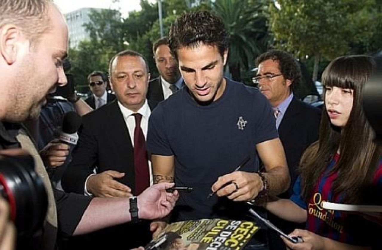 VIDEO: Fabregas a sarutat stema si le-a facut o declaratie impresionanta fanilor! Ce numar va purta idolul pe care Barca il cauta de 8 ani!_2