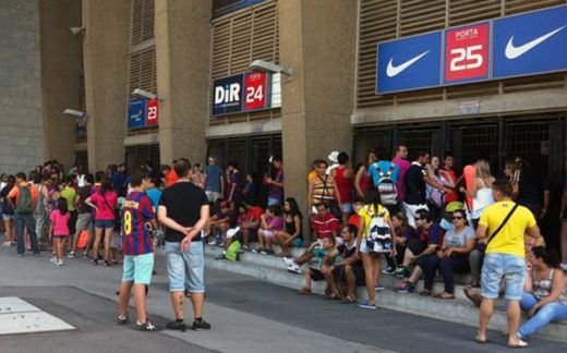 VIDEO: Fabregas a sarutat stema si le-a facut o declaratie impresionanta fanilor! Ce numar va purta idolul pe care Barca il cauta de 8 ani!_3