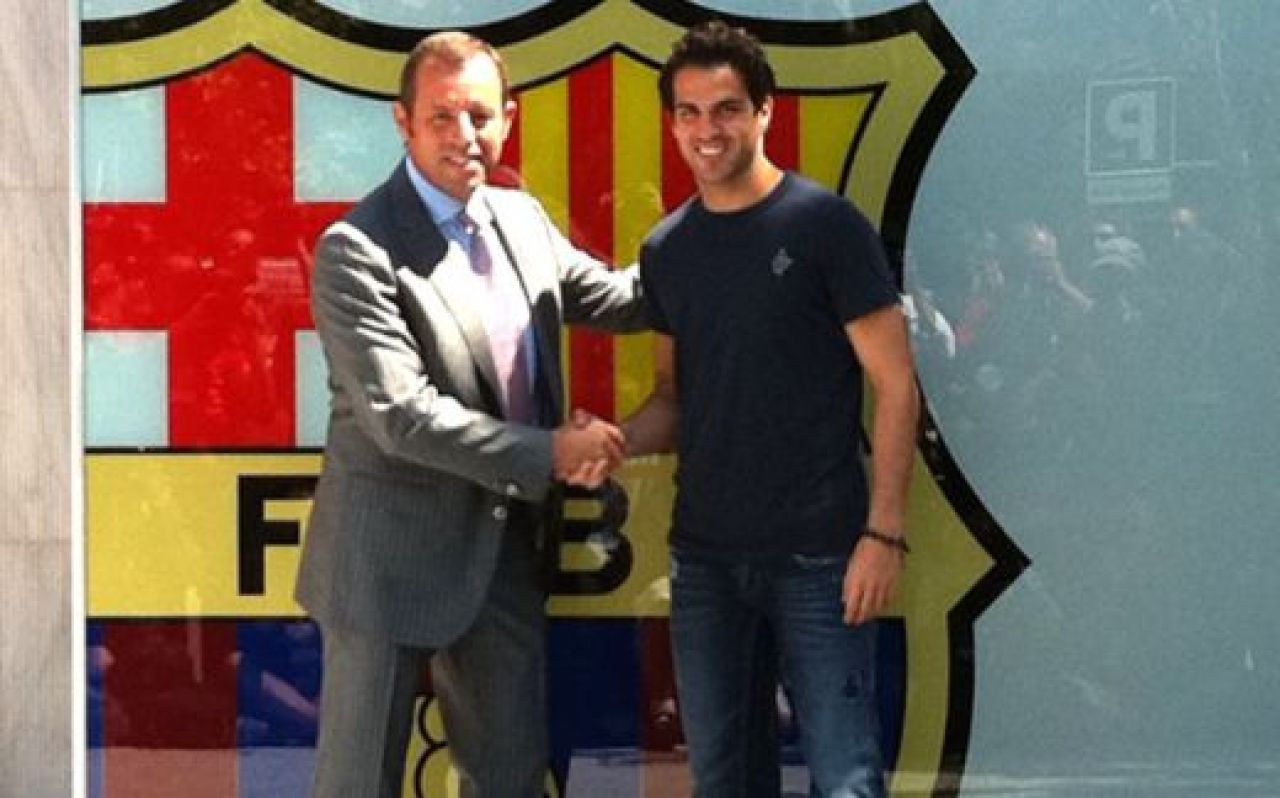 VIDEO: Fabregas a sarutat stema si le-a facut o declaratie impresionanta fanilor! Ce numar va purta idolul pe care Barca il cauta de 8 ani!_5
