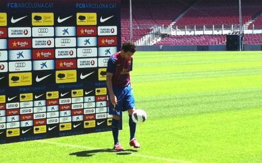 VIDEO: Fabregas a sarutat stema si le-a facut o declaratie impresionanta fanilor! Ce numar va purta idolul pe care Barca il cauta de 8 ani!_6