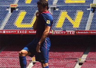 VIDEO: Fabregas a sarutat stema si le-a facut o declaratie impresionanta fanilor! Ce numar va purta idolul pe care Barca il cauta de 8 ani!_8