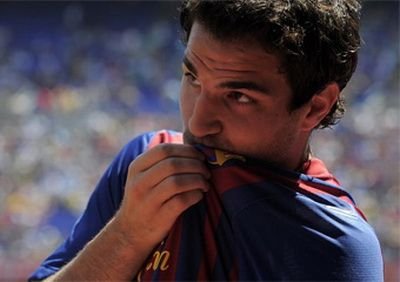 VIDEO: Fabregas a sarutat stema si le-a facut o declaratie impresionanta fanilor! Ce numar va purta idolul pe care Barca il cauta de 8 ani!_9