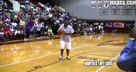 VIDEO Cel mai SLAB jucator de baschet? A aruncat de OPT ori la cos! Ghici de cate ori l-a nimerit? :))