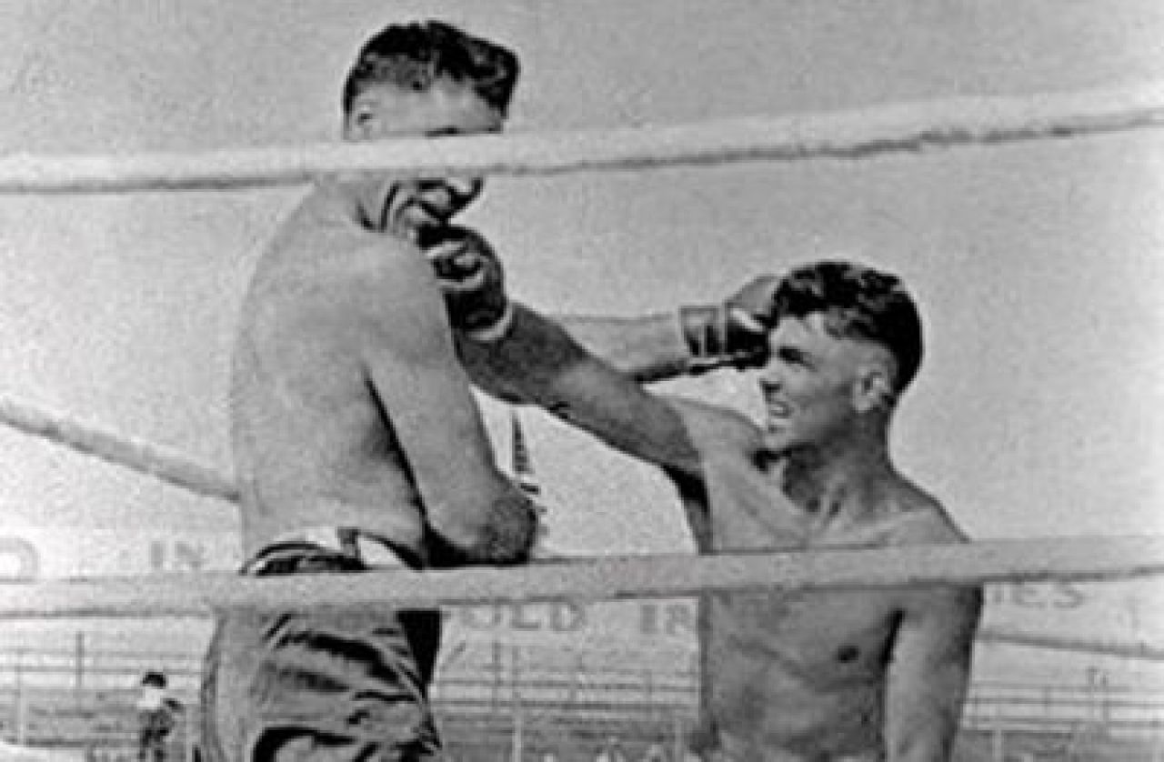 Un meci GRANDIOS: 50 de grade afara, 70.000 de oameni in tribuna, MAFIA pariurilor prezenta la meci! Jack Dempsey a batut un gigant pana l-a facut sa delireze:_1