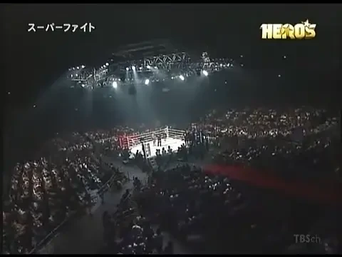 Ultimul KO incasat de Overeem, acum 4 ani!!! A ramas intins pe corzi pe vremea cand nu era un pachet de muschi! Vezi meciul AICI: