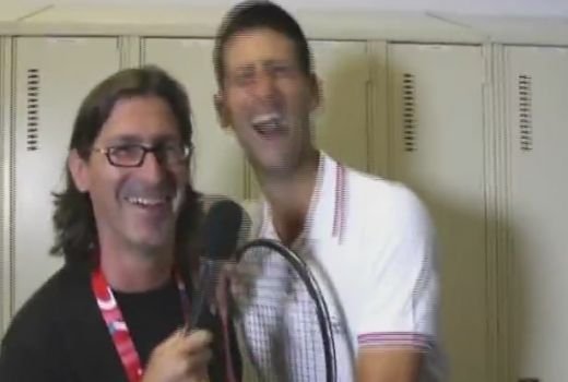 SUPER VIDEO! Djokovic l-a facut KO pe un reporter! I-a tras cu racheta intre picioare :))