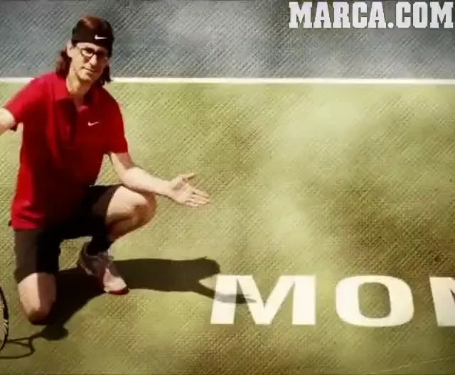 SUPER VIDEO! Djokovic l-a facut KO pe un reporter! I-a tras cu racheta intre picioare :))