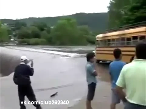 Ce NEBUNIE! In viata ta n-ai mai vazut asa ceva: a trecut cu autobuzul pe marginea cascadei! VIDEO