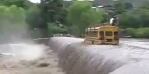 Ce NEBUNIE! In viata ta n-ai mai vazut asa ceva: a trecut cu autobuzul pe muchia unei cascade! VIDEO