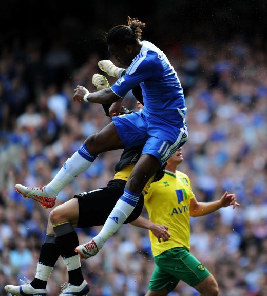 FOTO INGROZITOR! Drogba, scos de pe teren cu gatul imobilizat si masca de oxigen! S-a lovit la tampla!_5
