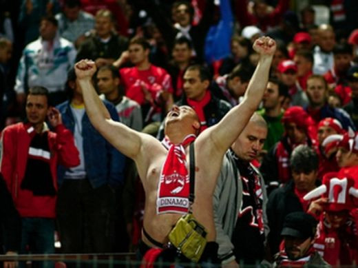 SPARGATORII de nunti! Fanii dinamovisti au incercat sa protesteze impotriva lui Borcea! Cu ce bannere au fost prinsi!