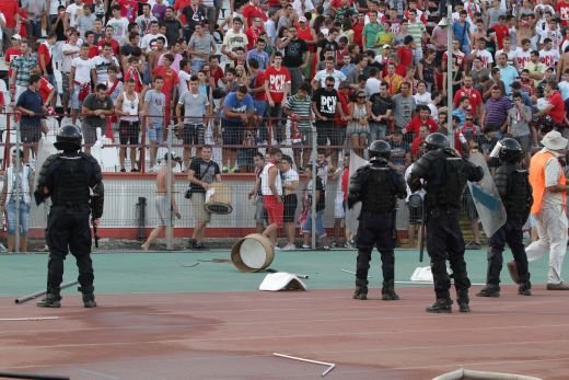 RAZBOI intre fanii lui Dinamo si actionari! Ce mesaje DURE au afisat suporterii la meciul cu Otelul si pe cine au aplaudat!