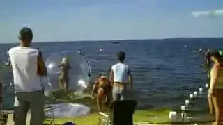 CLIPUL ZILEI: Cum se face de ras o BLONDA intr-o bila gigant!