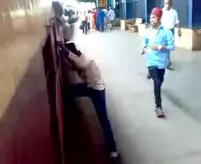 TRAIN SURFING .... noul sport national in India! Ai avea tupeu sa faci asa ceva?