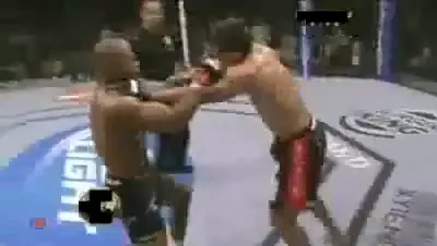 Crezi in coincidente? Uite una TARE: Un KO identic la 2 ani distanta! Aceeasi combinatie de 7-8 lovituri data de 2 luptatori diferiti! VIDEO