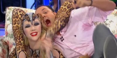 N-ai vazut asa ceva! Exista o femeie atat de elastica incat intra intr-o VALIZA! Miscarile ei pot revolutiona gimnastica: